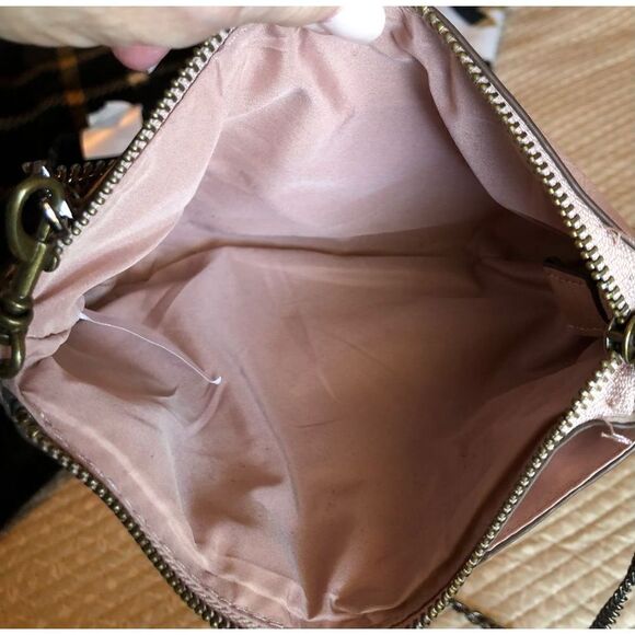 UNBRANDED - Textured Faux Leather Crossbody in Blush Pink. New Gunmetal Chain - Picture 3 of 14